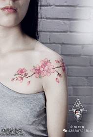 Tatuaj de piersică proaspăt și frumos pe umeri