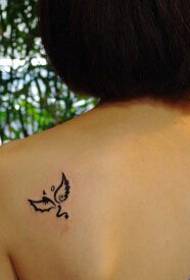 Fashion vajzat e shpatullave të vogla, fotografitë e tatuazheve me krahët totem të freskët të tatuazheve