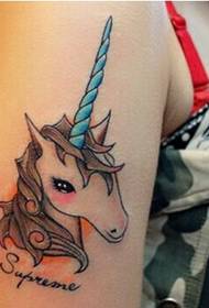 Tyttöjen olkapään tuore poni-tatuointikuvio