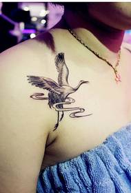 Ang mga babaeng balikat ay magagandang naghahanap lamang ng mga tattoo