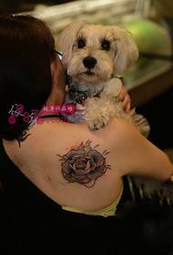 Immagine creativa del tatuaggio di modo della spalla del fiore