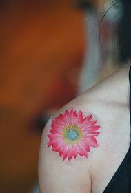 कंधे पर सुंदर और सुंदर पानी के रंग का फूल टैटू चित्र