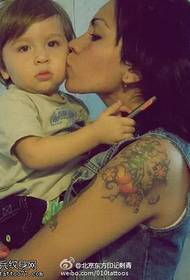 La mamma del bambino ti ama con il modello del tatuaggio