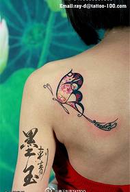Cadro de tatuaxe de bolboreta en cor de ombreiro