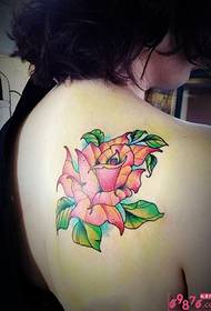 Meedche Schulter gemoolt Blummen Tattoo Bild