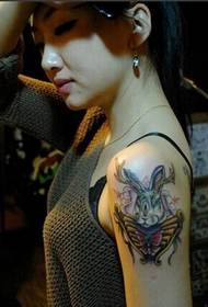 Fată frumoasă umăr drăguț bizar model de tatuaj iepure