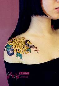 Immagine di tatuaggio di spalla di crisantemo e serpente vintage