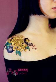 ʻO ka Chrysanthemum Vintage a me Snake Shoulder Tattoo Picture