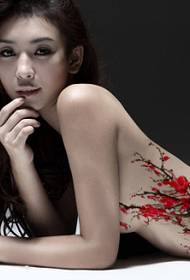 Setengah telanjang keindahan pinggang gambar tato plum yang indah