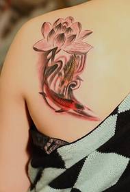 Bella e bella immagine di tatuaggio di calamari di inchiostro di loto sulla spalla posteriore