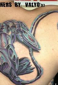 Immagine graziosa del tatuaggio della lucertola meccanica classica della spalla della ragazza
