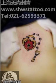 Chiave a vento vintage e modello tatuaggio serratura