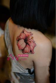 Schéinheet rosa Blummen Schulter Tattoo Biller