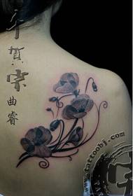Ang abaga sa babaye nga super elegan nga litrato nga litrato sa tattoo