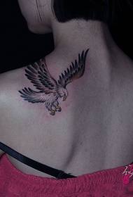 Слика девојке за орао рамена тетоважа