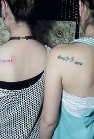 Barátnők gyönyörű vállán angol tetoválás képek