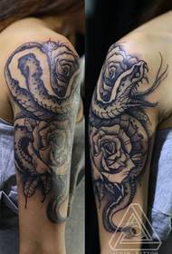 Motif de tatouage de fleur de pivoine de serpent classique