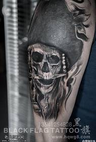 Cubriendo el patrón de tatuaje viejo tatuaje pirata rey