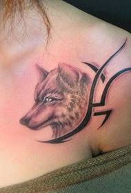 Mooi sexy meisje schouder wolf totem mooie tattoo patroon foto