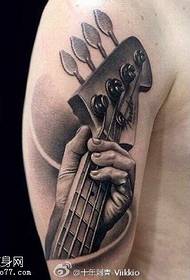Tattoo vzorec na rami