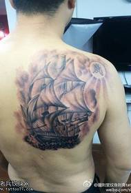 Na ramenu plove veliki uzorci tetovaže jedrenja