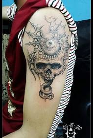 Geschokt schedel tattoo patroon