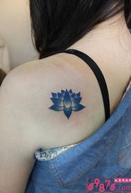 Frisches blaues kleines Lotustätowierungsbild auf der Schulter