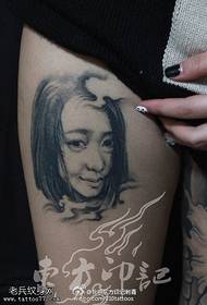 Jeune modèle de tatouage de beauté mignonne