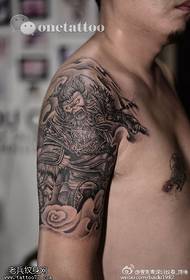 Schulter klassisches Qitian Dasheng Tattoo Muster