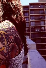 Retrato de ombreiro tatuaxe de flores