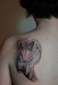 Слика са тинтом, ветром, коњем, прелепа тетоважа на рамену