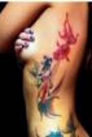 Kaunis pieni kultakala tatuointikuva kauniilla olkapäällä