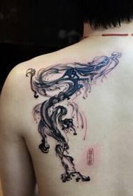 Pěkný chlap ramena svěží a krásná inkoustová malba drak tetování obrázek jeden obrázek