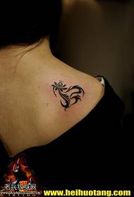 Patrón elegante del tatuaje de la flor del hombro de las mujeres