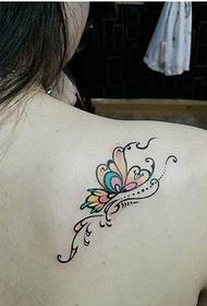 여성 어깨 아름다운 찾고 화려한 나비 문신 패턴 사진