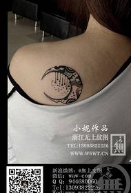 Mergaitės pečių mėnulio tatuiruotė
