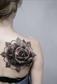 Bahu perempuan cantik tampak gambar tato hitam abu-abu mawar