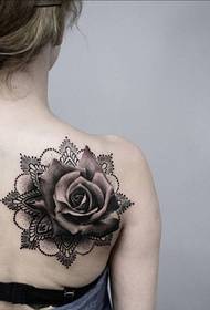 Immagine femminile del tatuaggio della rosa grigia nera sembrante di spalle femminili