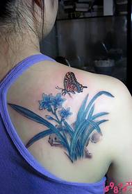 Immagine tatuaggio farfalla daffodil sulla spalla posteriore