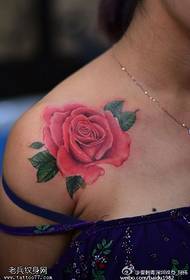 Ружа татуіроўка на плячы