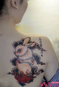 Зображення татуювання на плечі дівчини Тен Юн Менг Зайчик