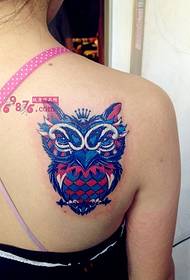 Slika u boji sova za tetovažu ramena