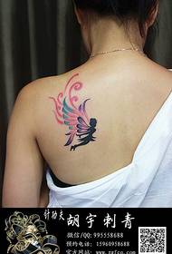 Elfské tetovanie na ženskom ramene