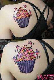 Сладка малка торта, красива картина за татуировка на рамото