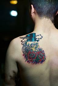 Immagine tatuaggio spalla uomo gentiluomo teschio rosa