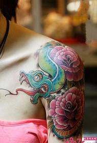 Immagini creative del tatuaggio in vero pitone chiaro e rosa