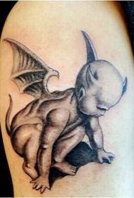 Image de tatouage de petit diable de l'épaule d'un garçon classique européen et américain