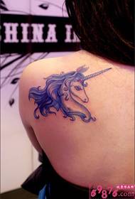Europako eta Amerikako Unicorn sorbaldetako tatuaje argazkiak