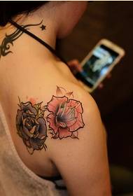 Femmes à la mode, belles soeurs à la recherche d'une photo de tatouage rose