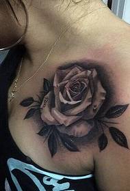 Mooie schouders prachtige roos tattoo patroon foto's